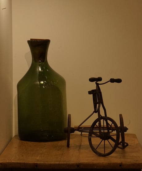 深緑の大きな薬品ボトル