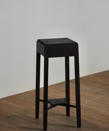 黒塗りの花台