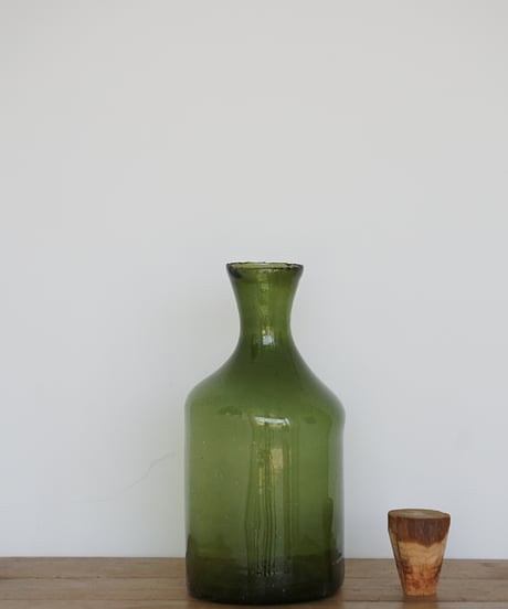 深緑の大きな薬品ボトル