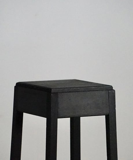 黒塗りの花台