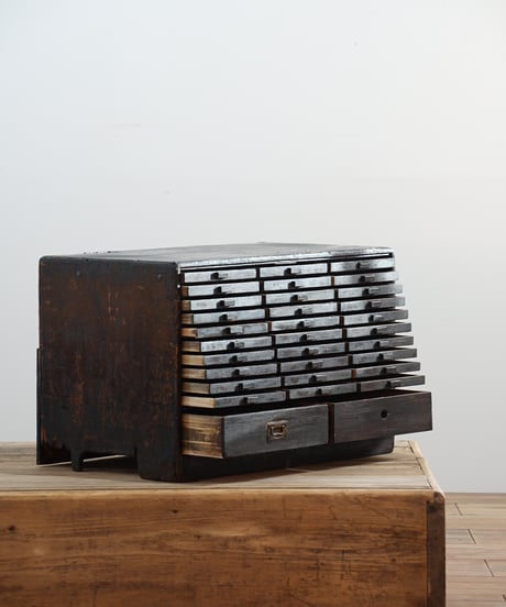 眼鏡屋の引き出し収納棚