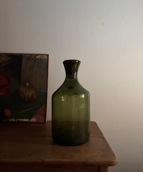 深緑の大きな薬品ボトル