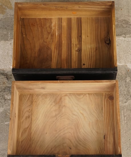 濃茶色の薄型シェルフ
