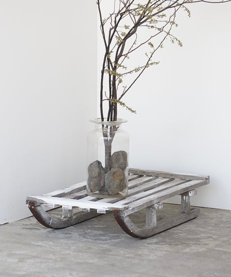 木製のソリ　/　展示台