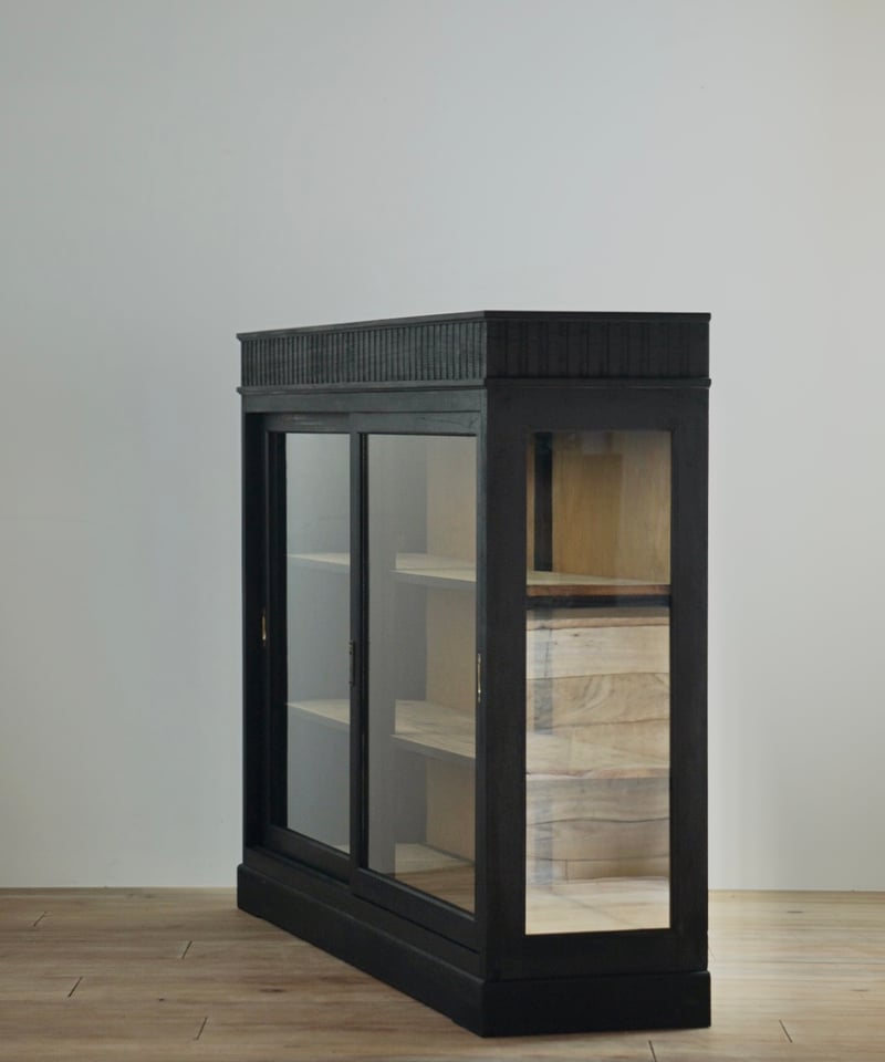 黒塗りのガラス戸棚 | 鯨オーケストラ