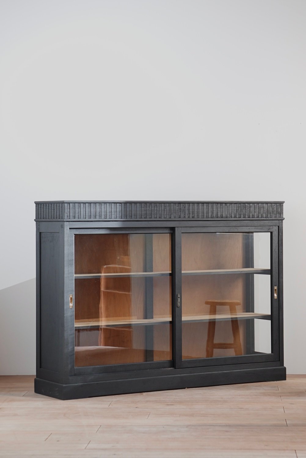 京台子茶棚　茶道　板ガラス引違戸・棚付　樹脂塗装かき合わせ塗　ボード材 京台子茶棚 茶道 板ガラス引違戸・棚付 樹脂塗装かき合わせ塗 ボード材