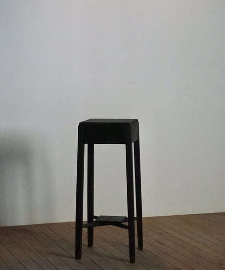 黒塗りの花台