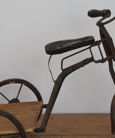 三輪車のオブジェ