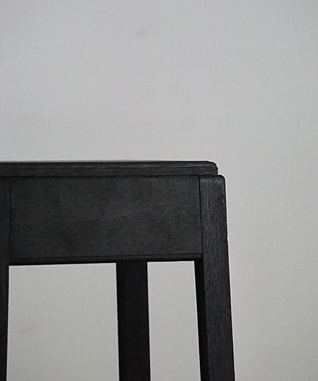 黒塗りの花台
