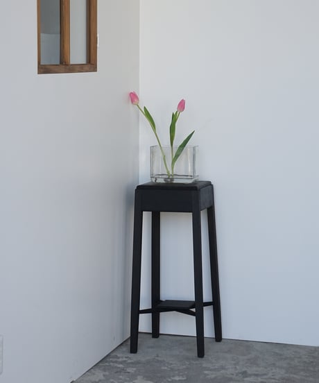 黒塗りの花台