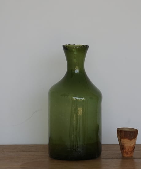 深緑の大きな薬品ボトル