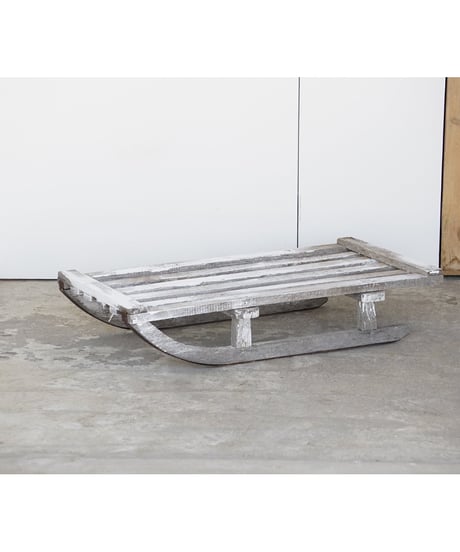 木製のソリ　/　展示台