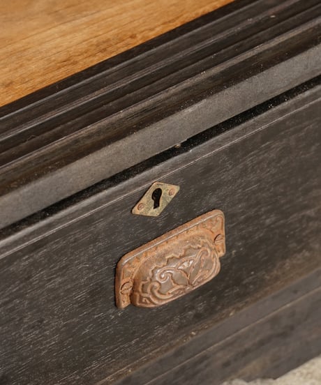 濃茶色の薄型シェルフ