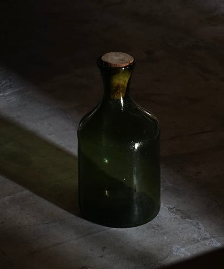 深緑の大きな薬品ボトル