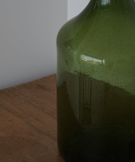 深緑の大きな薬品ボトル