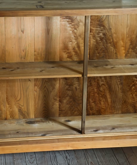ろくろ脚のガラス戸棚
