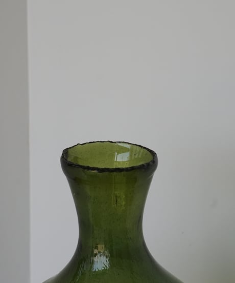 深緑の大きな薬品ボトル