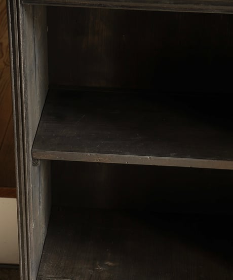 瓢箪装飾の黒塗りガラス戸棚