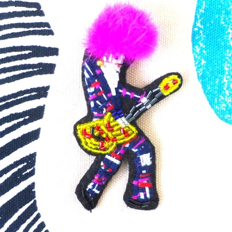 ピンクギタリストpink guitarist  | ビーズブローチ