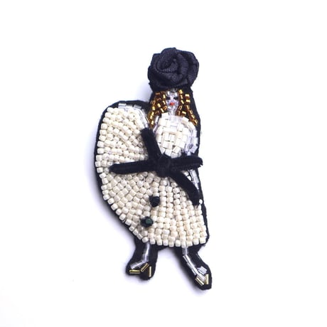 白いワンピースのパリジェンヌ white dress girl | ビーズブローチ Hand made beads brooch