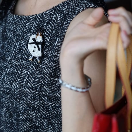 白いワンピースのパリジェンヌ white dress girl | ビーズブローチ Hand made beads brooch