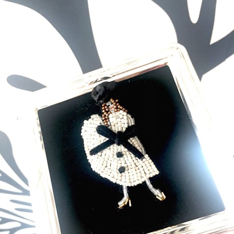 白いワンピースのパリジェンヌ white dress girl | ビーズブローチ Hand made beads brooch