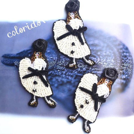 白いワンピースのパリジェンヌ white dress girl | ビーズブローチ Hand made beads brooch