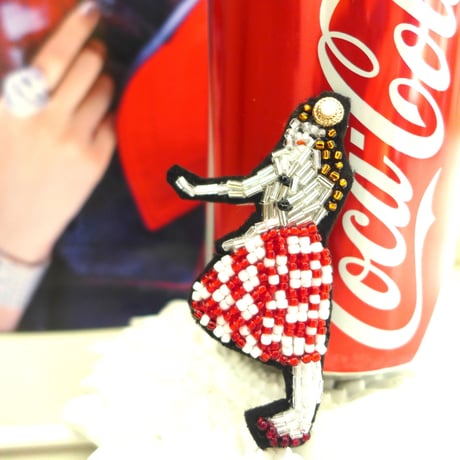 コーラガール a coke girl | ビーズブローチ hand made beads brooch