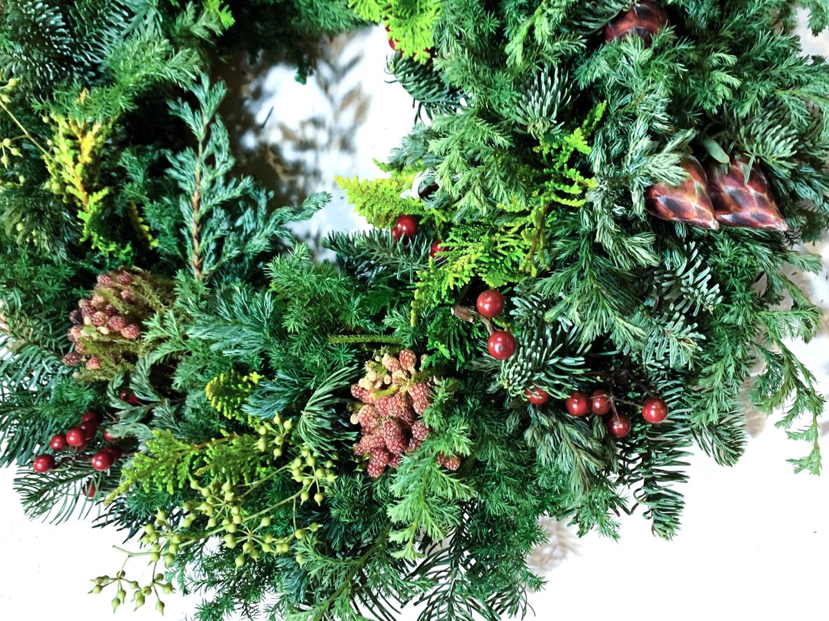 コニファーグリーンと木ノ実のクリスマスリース✴︎冬リース