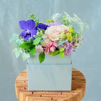 BOXから溢れ出るフラワーアレンジメント