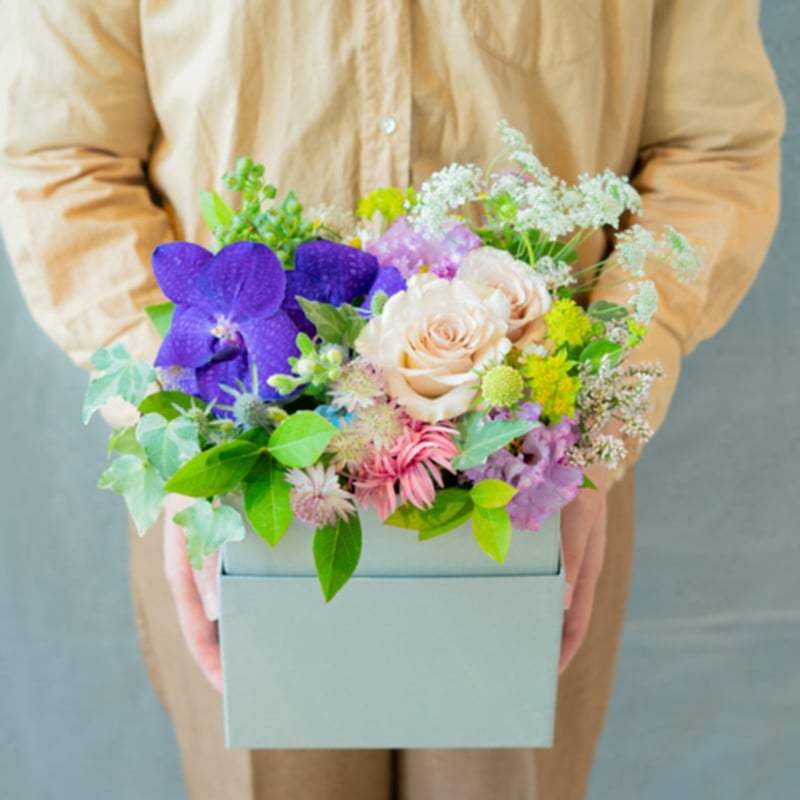 BOXから溢れ出るフラワーアレンジメント | natural-akitaSTORE