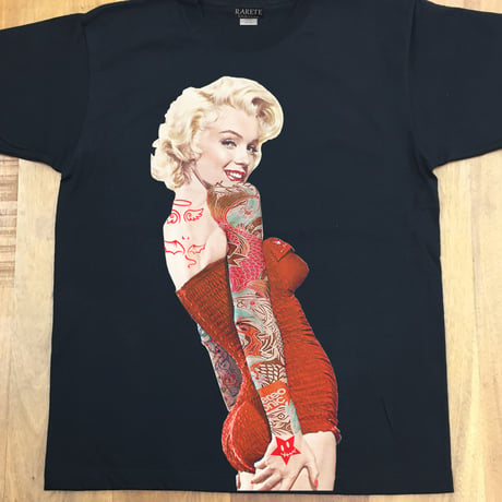 RARETE (ラルテ)  マリリン モンロー 赤 ドレス タトゥー  Tシャツ  ブラック  星柄
