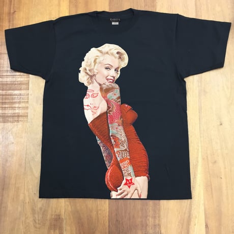 RARETE (ラルテ)  マリリン モンロー 赤 ドレス タトゥー  Tシャツ  ブラック  星柄