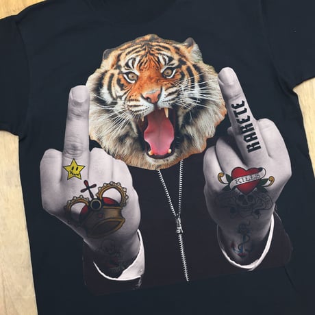 RARETE (ラルテ)   トラ ファック ポーズ タトゥー  Tシャツ  ブラック  Tシャツ 星柄 star