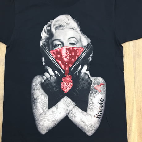 RARETE (ラルテ)    マリリンモンロー 両手銃　Tシャツ  ブラック   星柄 star
