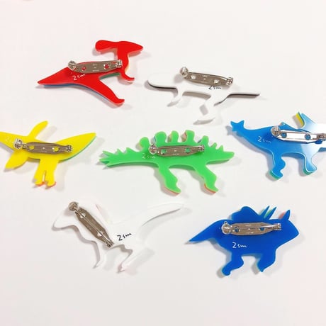 ツノデサスヨサウルスのブローチ