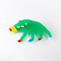 グマのブローチ