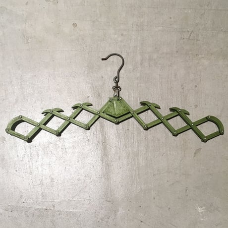 1960's Expandable Hanger