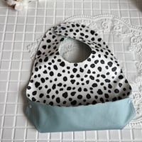 お食事エプロン ダルメシアンホワイト×くすみブルー