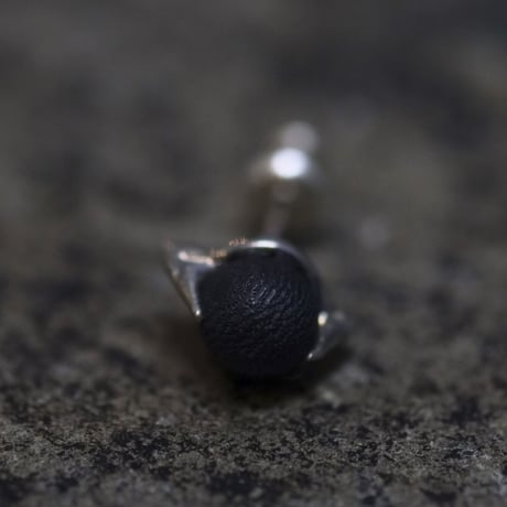 EARRING of THE CLAW‘ROUND’  T.A.S x DEW