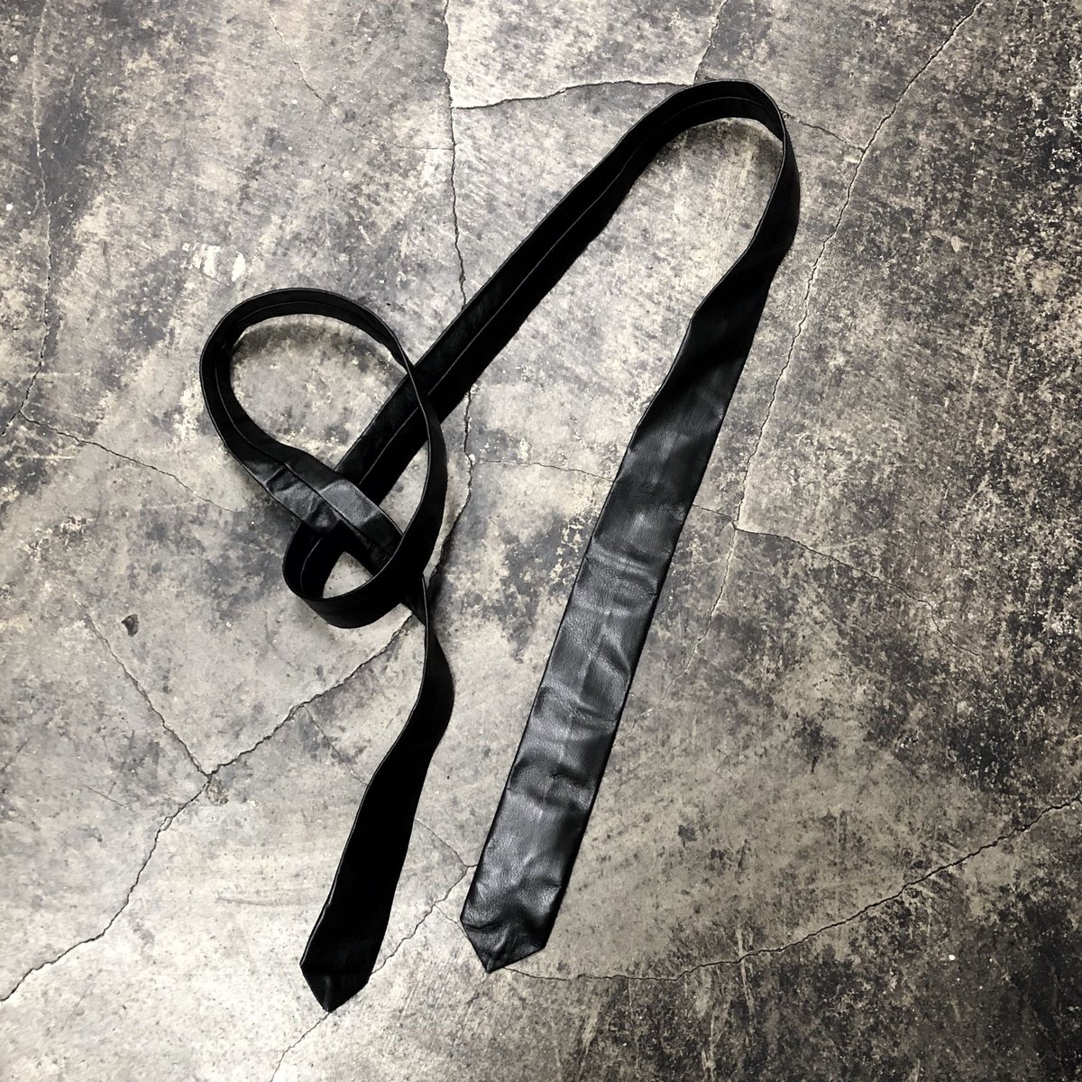 LEATHER NARROW TIE | T.A.S JAPAN OFFICIAL ONLIN