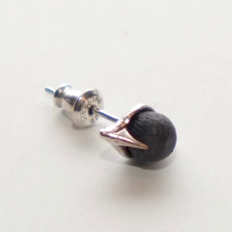 EARRING of THE CLAW‘ROUND’  T.A.S x DEW