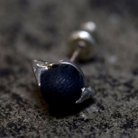 EARRING of THE CLAW‘ROUND’  T.A.S x DEW