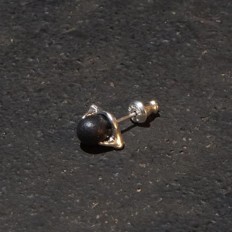 EARRING of THE CLAW‘ROUND’  T.A.S x DEW