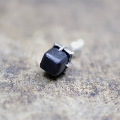EARRING of THE CLAW ‘SQUARE’  T.A.S x DEW