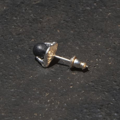 EARRING of THE CLAW‘ROUND’  T.A.S x DEW
