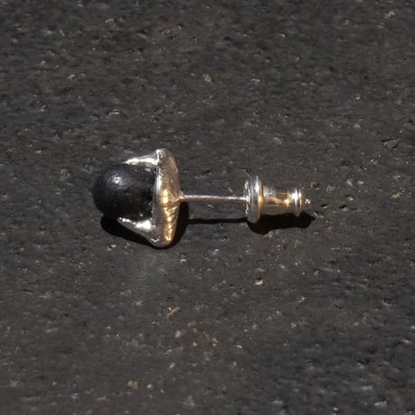 EARRING of THE CLAW‘ROUND’  T.A.S x DEW
