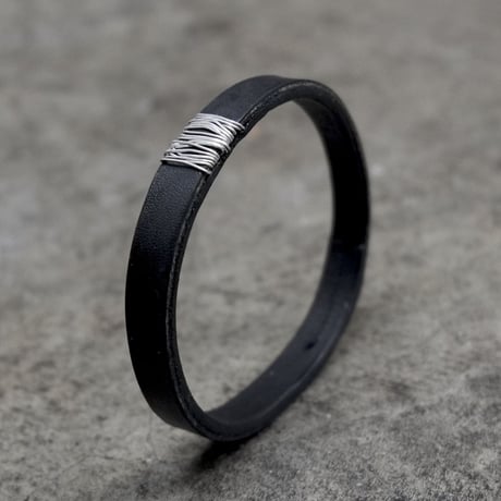 EMBED SILVER BANGLE