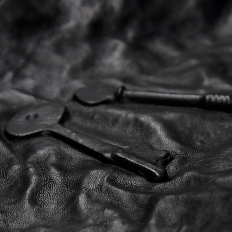LEAD IN LEATHER TRAY / KEY