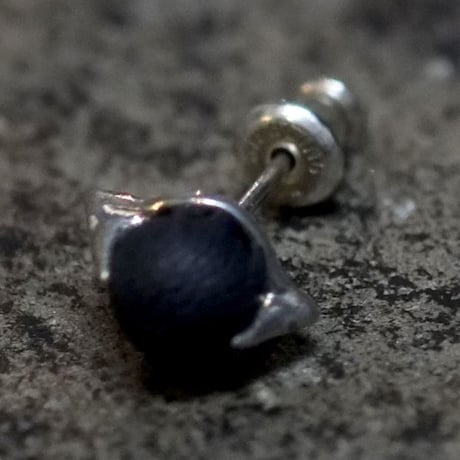 EARRING of THE CLAW‘ROUND’  T.A.S x DEW